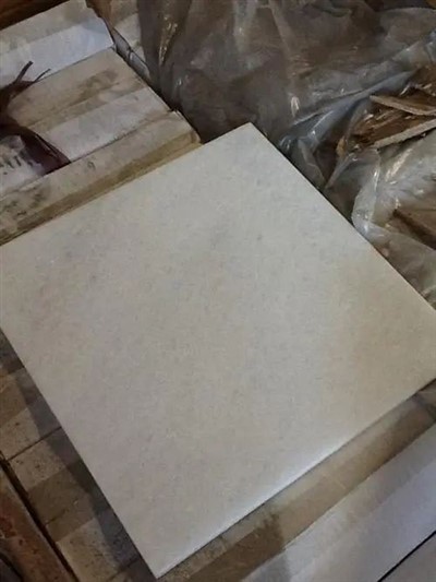 Beli kristalni marmor